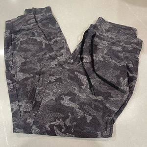 Lululemon womens ready to rulu jogger (sz 8) camo